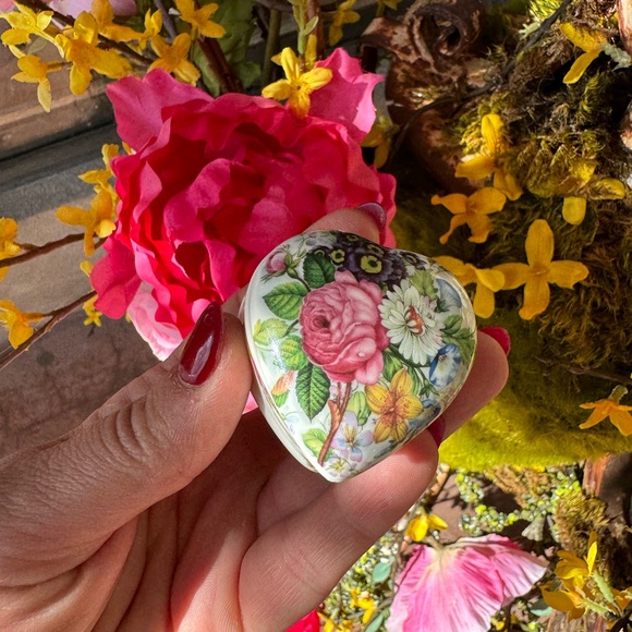 Small floral porcelain made in England heart shaped trinket box - Picture 11 of 15